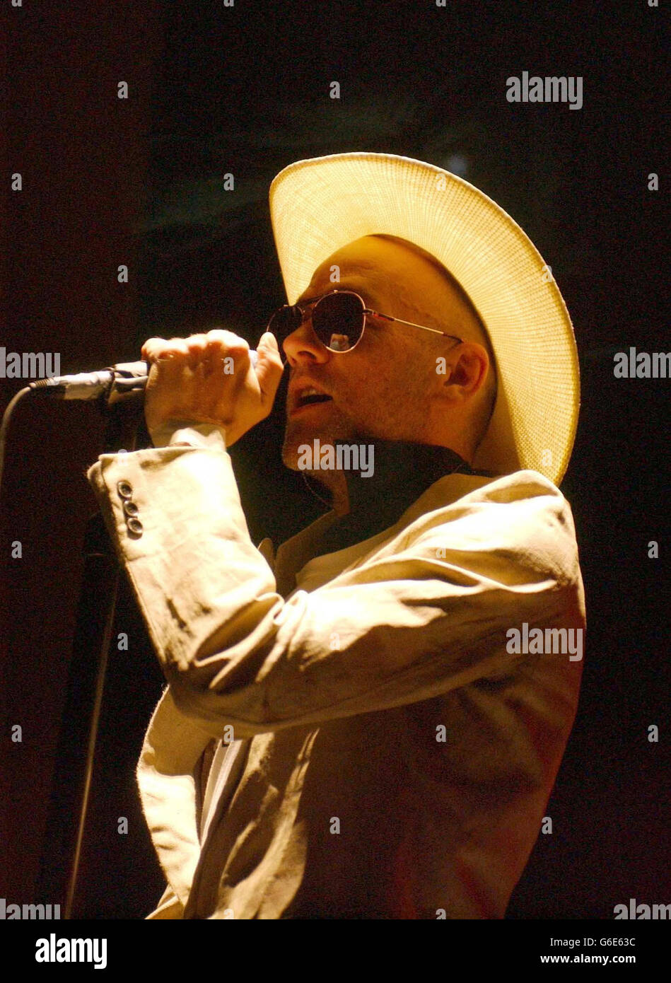 Michael Stipe, cantante del gruppo rock americano REM che si esibisce sul palco della Brixton Academy di Londra. Foto Stock