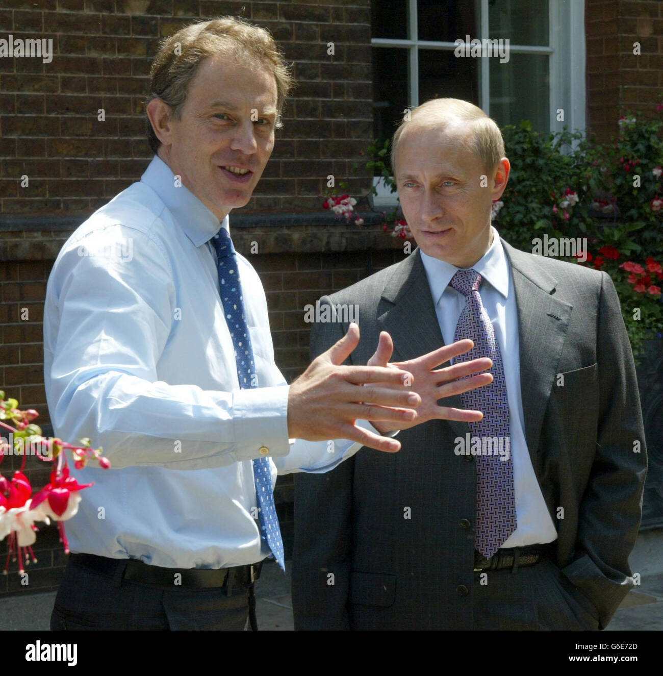 Il primo ministro Tony Blair (L) e il presidente russo Vladimir Putin (R) si trovano sul patio nel giardino di Downing Street 10. Blair mostrava a Putin quanto fosse esteso il No. 10 Downing Street nonostante la piccola facciata spesso vista sui notiziari. * Putin è in visita di stato di quattro giorni in Gran Bretagna, la prima di un leader russo da più di 100 anni. Foto Stock