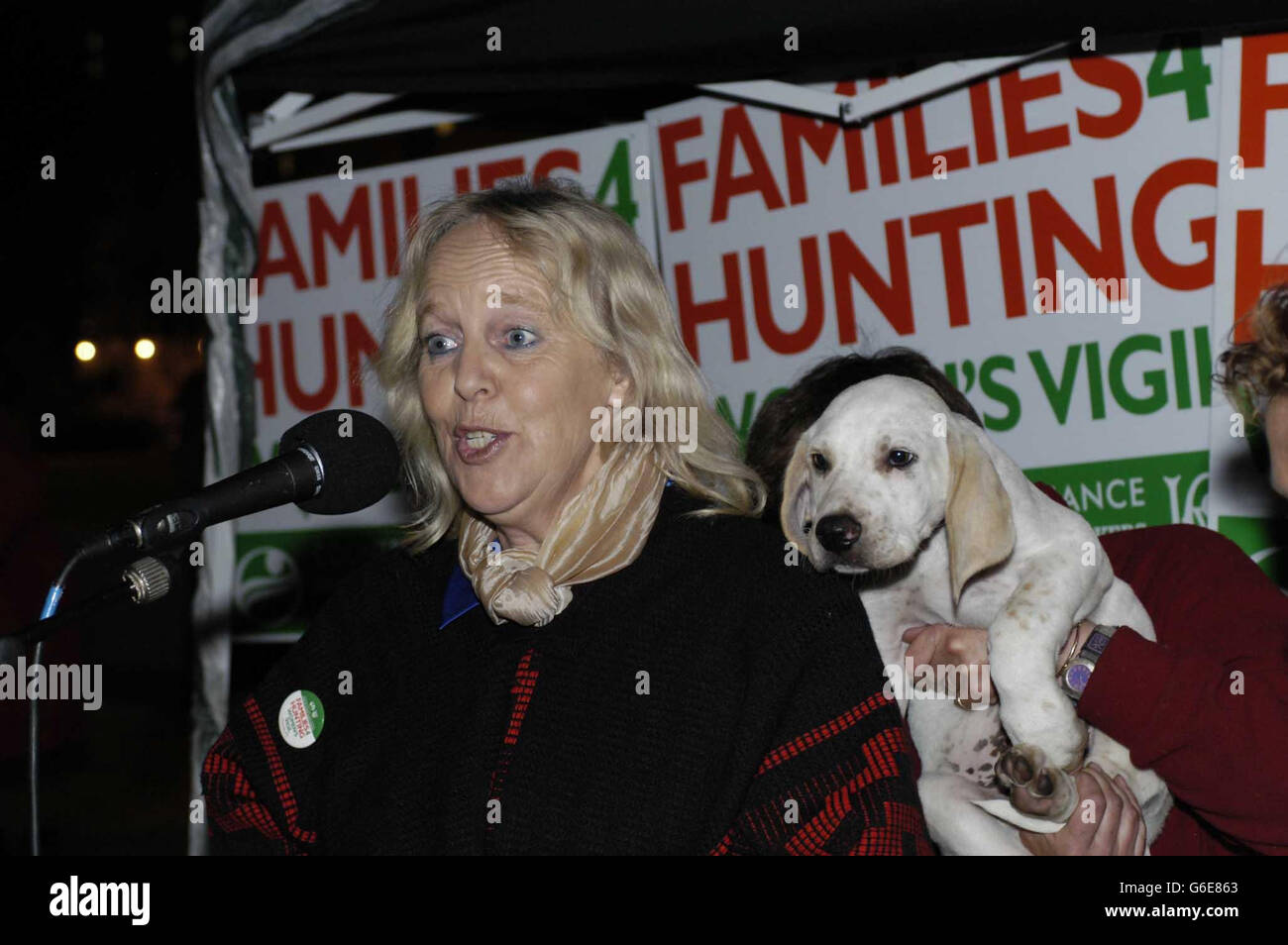 La baronessa Ann Mallalieu si rivolge alla folla pro-caccia fuori dal Palazzo di Westminster dopo che i parlamentari hanno votato in modo schiacciante per un divieto totale alla caccia alla volpe con i cani in Inghilterra e Galles. Foto Stock