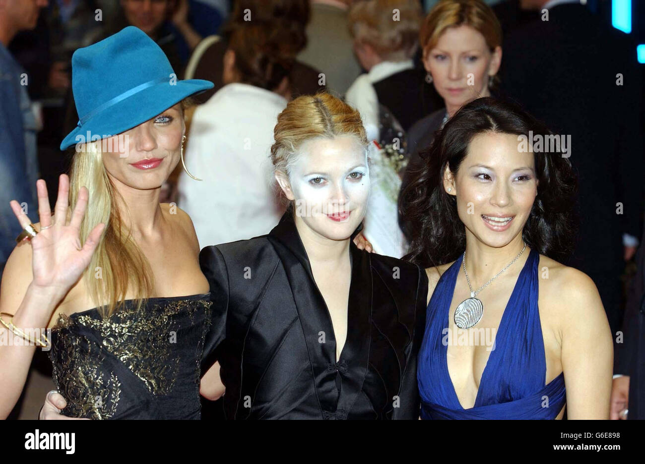 Cameron Diaz, Drew Barrymore e Lucy Liu, arrivati a Odeon Leicester Square, Londra, per la prima britannica di Charlie's Angels: Full Throttle. Foto Stock