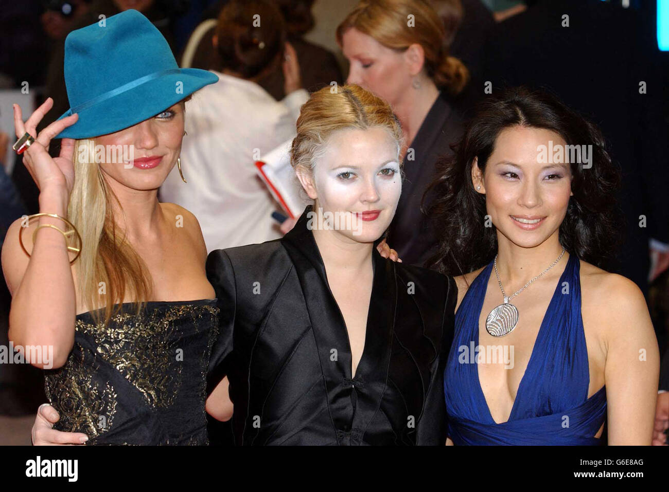 Cameron Diaz, Drew Barrymore e Lucy Liu, arrivati a Odeon Leicester Square, Londra, per la prima britannica di Charlie's Angels: Full Throttle. Foto Stock