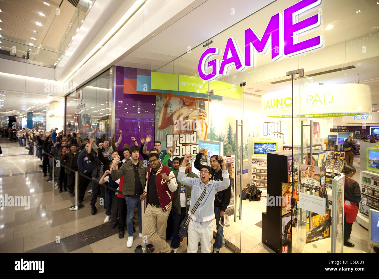 Zohair Ali di Londra è il primo in coda a raccogliere una copia di Grand Theft Auto V presso il negozio di punta di Westfield Stratford City a Londra, che ha aperto a mezzanotte in modo che i fan potrebbero ottenere una copia nel momento in cui il gioco è stato rilasciato. ASSOCIAZIONE STAMPA Data immagine: Lunedì 16 settembre 2013 il credito fotografico dovrebbe essere: David Parry/PA Wire Foto Stock