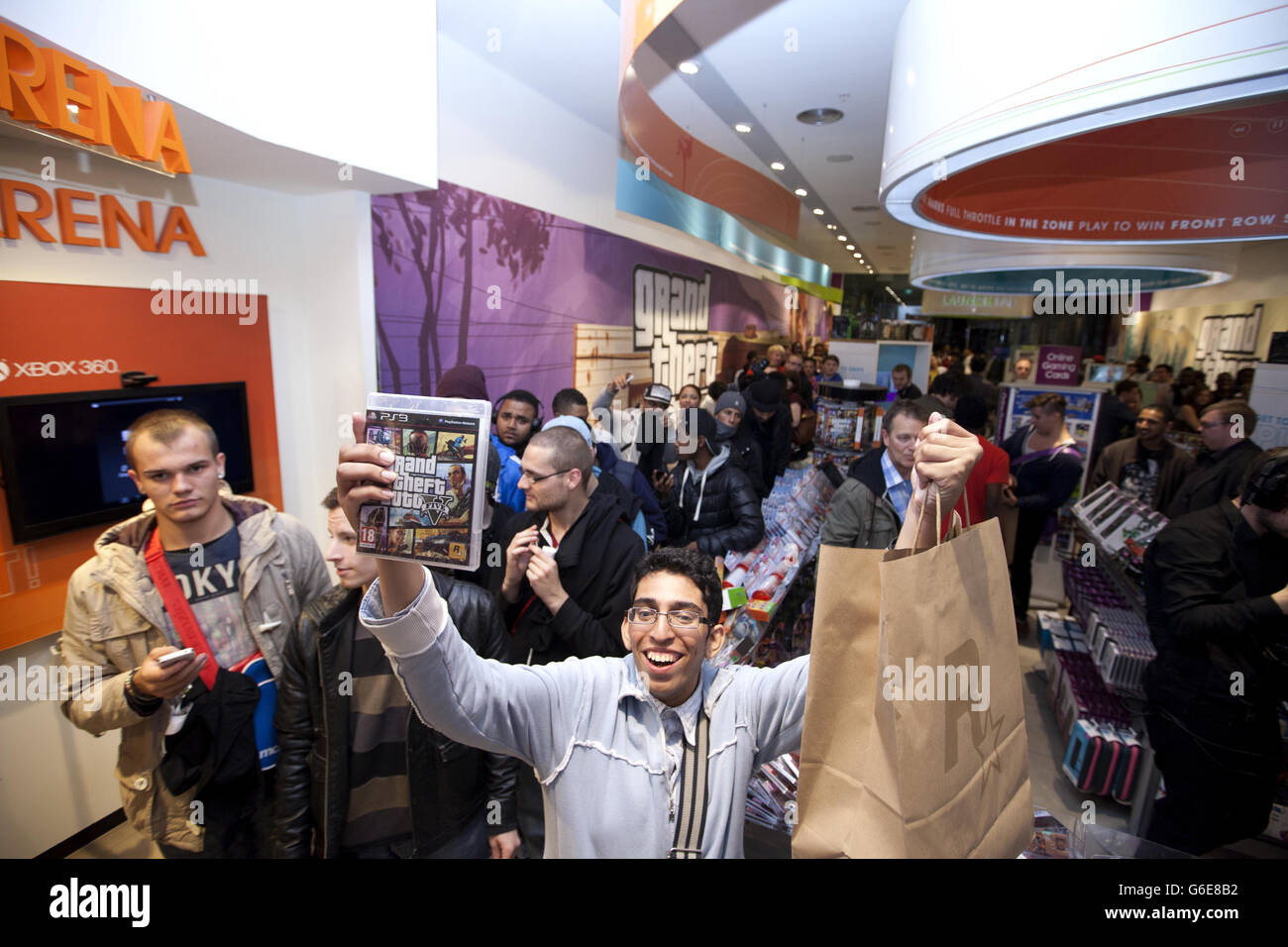 Zohair Ali di Londra è il primo in coda a raccogliere una copia di Grand Theft Auto V presso il negozio di punta di Westfield Stratford City a Londra, che ha aperto a mezzanotte in modo che i fan potrebbero ottenere una copia nel momento in cui il gioco è stato rilasciato. ASSOCIAZIONE STAMPA Data immagine: Lunedì 16 settembre 2013 il credito fotografico dovrebbe essere: David Parry/PA Wire Foto Stock