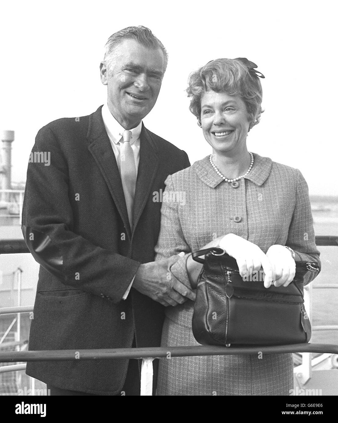 Christian (Buddy) Ebsen, meglio conosciuto come il filosofo homespun, cracker-barrel Jed Clampett del programma ITV 'The Beverly Hillbillies', con sua moglie, Nancy, all'arrivo a Southampton. Foto Stock