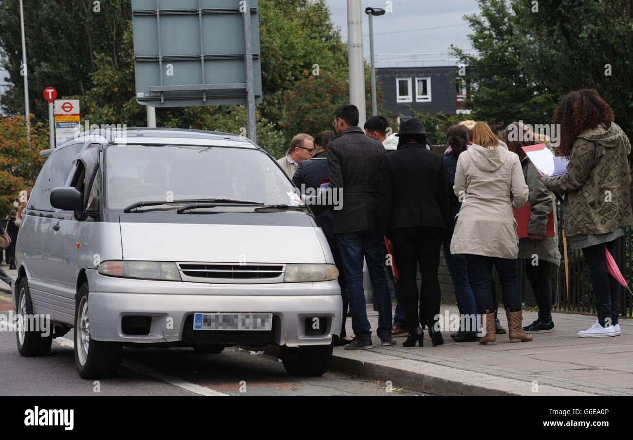 NOTA PER I REDATTORI: TARGA PIXELATED SU RICHIESTA DELLA POLIZIA METROPOLITANA la giuria nel tentativo di morte di Mark Duggan Visita la scena della sua sparatoria a Tottenham, a nord di Londra, compresa una macchina simile al taxi in cui Duggan stava viaggiando. Foto Stock