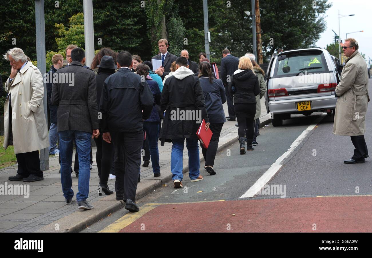 NOTA PER I REDATTORI: TARGA PIXELATED SU RICHIESTA DELLA POLIZIA METROPOLITANA la giuria nel tentativo di morte di Mark Duggan Visita la scena della sua sparatoria a Tottenham, a nord di Londra, compresa una macchina simile al taxi in cui Duggan stava viaggiando. Foto Stock