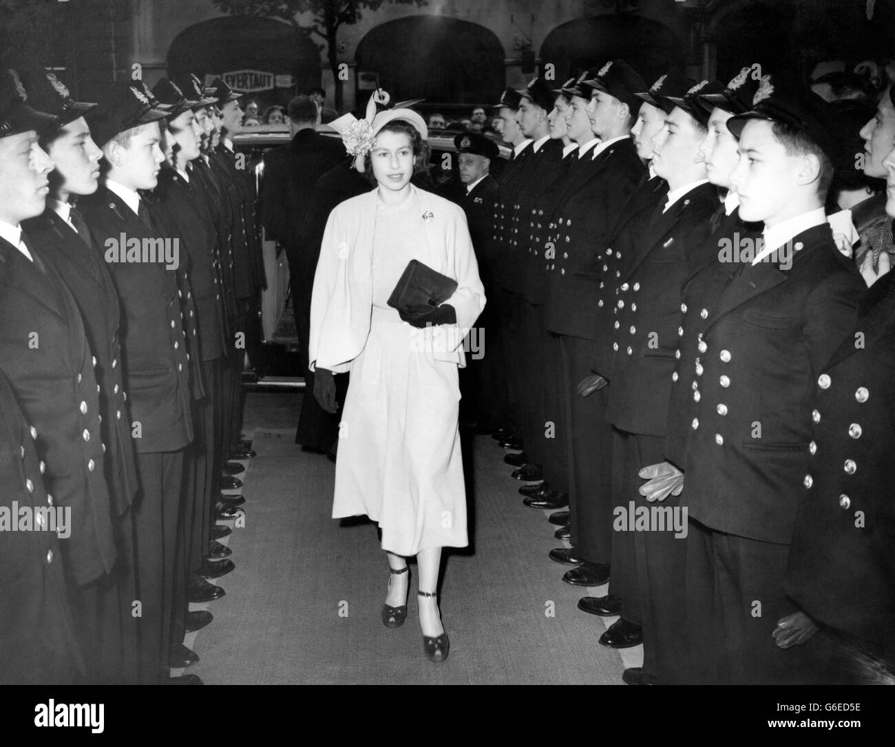 La principessa Elizabeth passa linee di cadetti dalla nave da addestramento 'worcester' - formando una guardia d'onore - quando è arrivata alla Kingsway Hall, Londra, per ricevere borse in un rally organizzato dalle Missioni ai marinai. Foto Stock