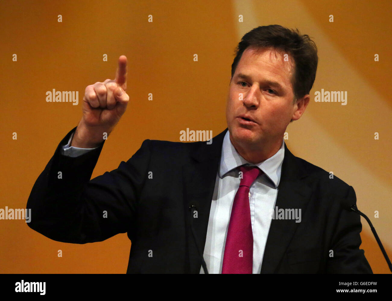 Il leader liberaldemocratico Nick Clegg si rivolge ai delegati durante un dibattito sull'economia in occasione della conferenza liberaldemocratici di Glasgow. Foto Stock