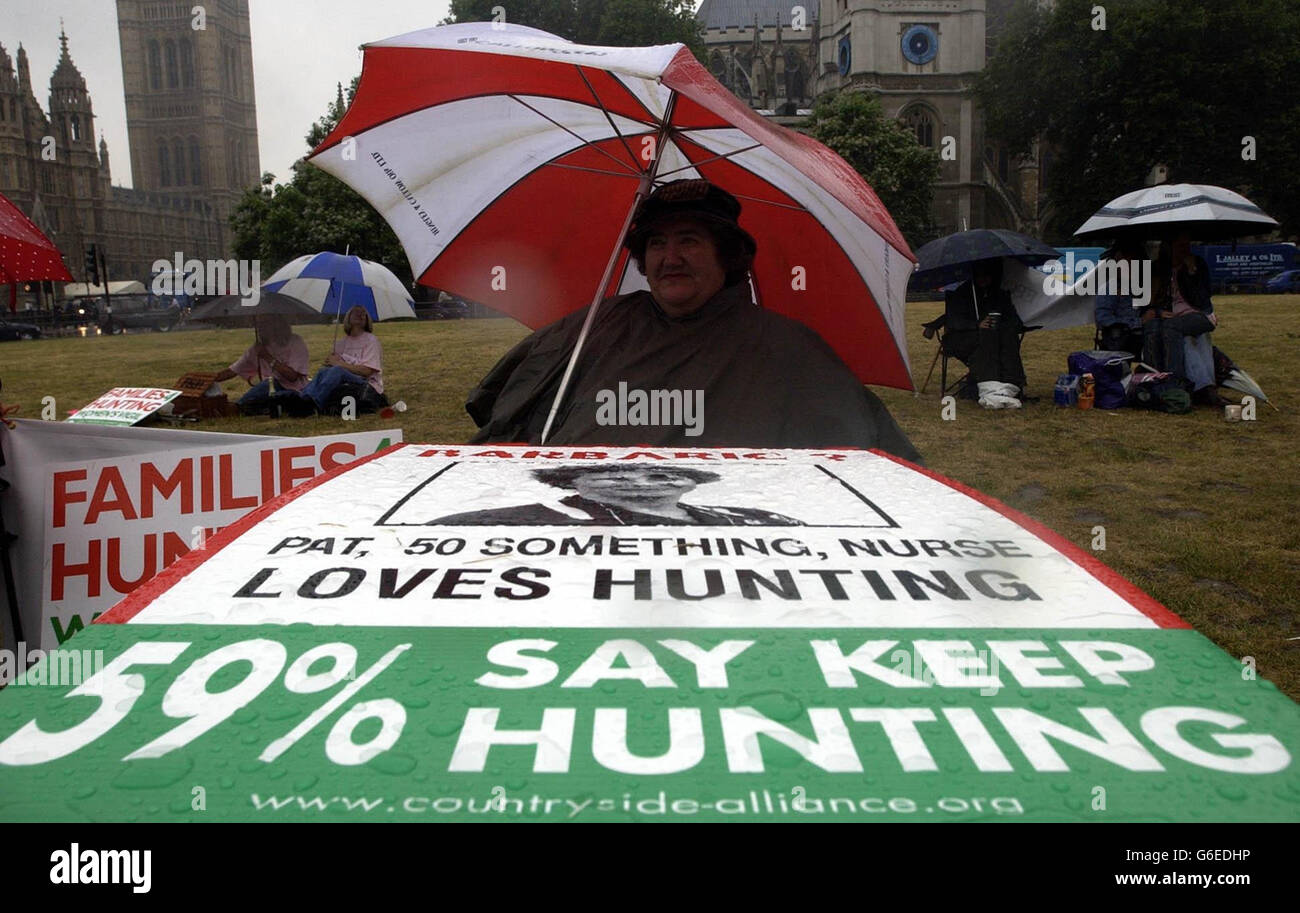 Audrey Steel del Worcestershire si rifugia dalla pioggia di Westminster Square, Londra, dopo una veglia notturna fuori dal Parlamento per protestare contro i piani del governo per abolire la caccia alle volpi. I deputati erano oggi dovuti al dibattito su una nuova polemica legge che consente alla caccia alle volpe di continuare, ma sotto un rigoroso regime normativo. Se da un lato le cortesie di lepre e la caccia agli spaghini sarebbero vietate ai sensi della legislazione proposta, dall'altro un gran numero di parlamentari vogliono che anche la caccia alle volpi sia bandita e hanno presentato un emendamento alla legge a tal fine Foto Stock