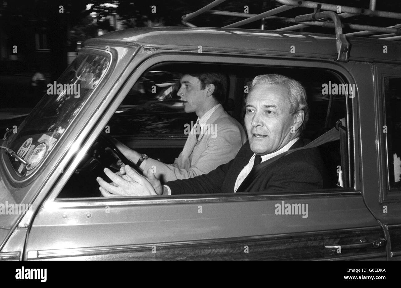 Il sig. Anthony Wedgwood Benn è stato guidato dalla sua casa in Holland Park Avenue da suo figlio Hilary, per essere ammesso al Charing Cross-Hospital di Londra, per i test per una sospetta infezione virale. Ieri sera è stato sfidato dal leader laburista Michael Foot a combatterlo per la leadership laburista, una sfida che ha rivoluito. Foto Stock