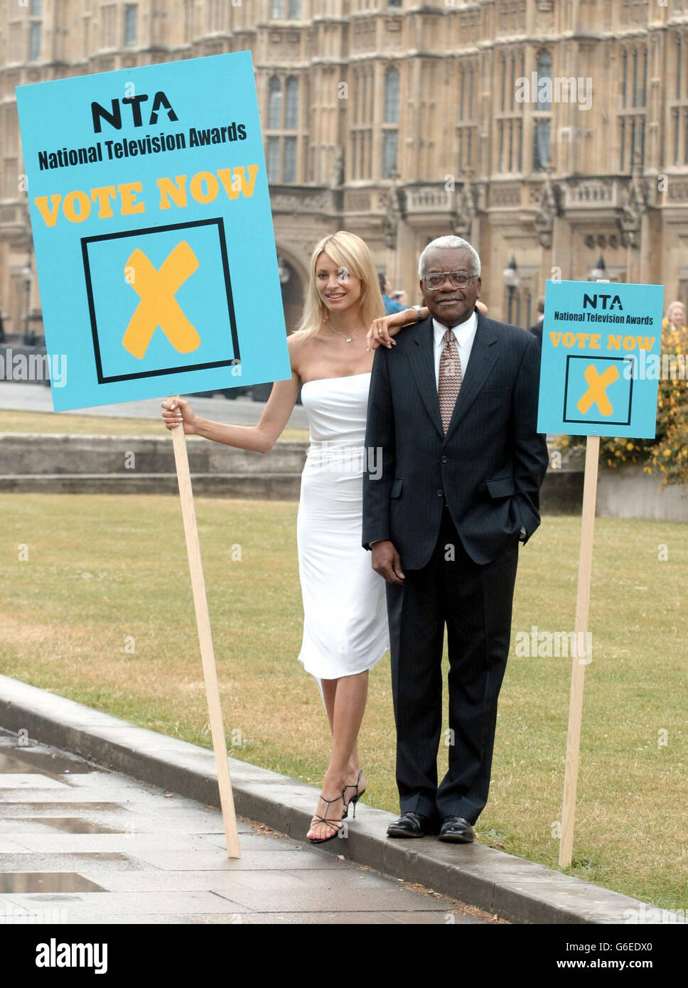 Sir Trevor McDonald e Tess Daly ad Abingdon Gardens Westminster, Londra, in occasione dell'inizio del voto per i National Television Awards (NTA). Foto Stock