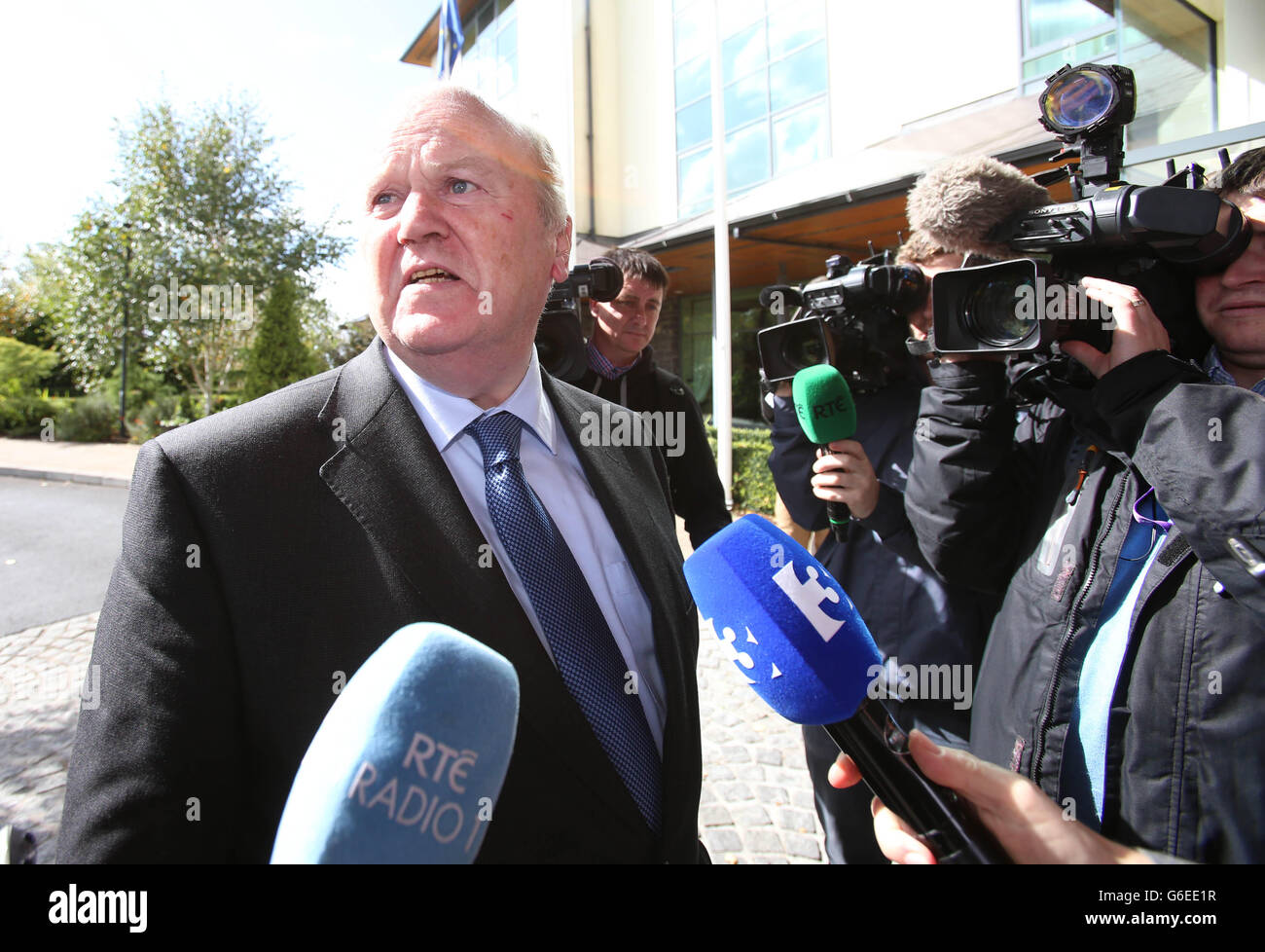 Il Ministro delle Finanze Michael Noonan arriva oggi al fine Gael party Think in all'Heritage Hotel, Killenard, Co Laois. Foto Stock