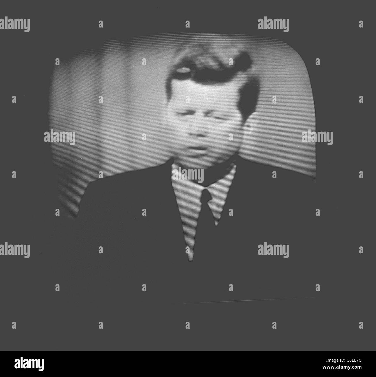 Il presidente John F Kennedy alla sua conferenza stampa settimanale a Washington come telespettatori in Gran Bretagna e in Europa lo vide quando la conferenza fu trasmessa in diretta attraverso il satellite delle comunazioni Telstar. Foto Stock