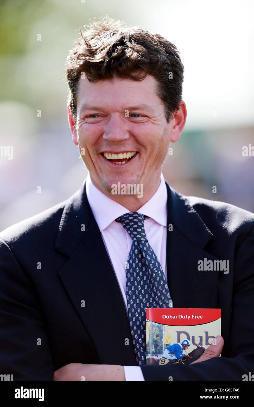 L'addestratore Andrew Balding prima delle scommesse gratuite Freebets.co.uk e B F Maiden Stakes durante il Dubai Duty Free Weekend all'ippodromo di Newbury, Berkshire. Foto Stock