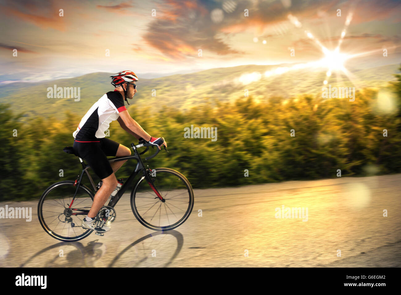 Ciclista al tramonto Foto Stock