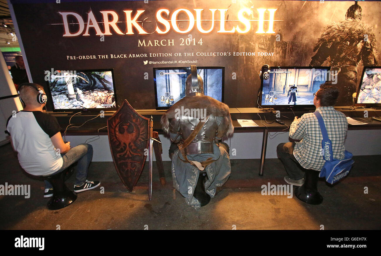 Una persona vestita come un personaggio del gioco Dark Souls II (centro), gioca il gioco durante l'Eurogamer Expo di Earls Court a Londra. Foto Stock