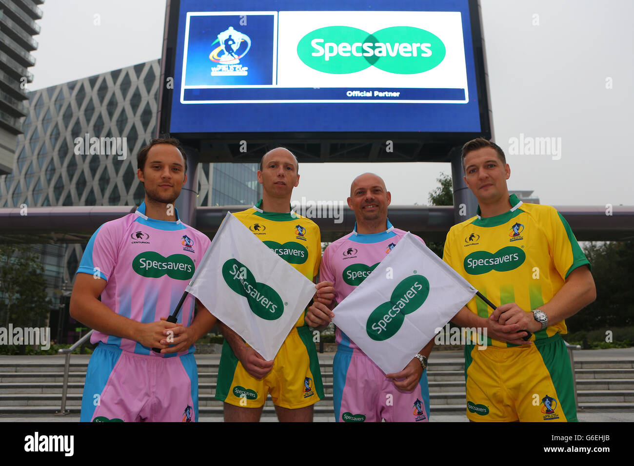 Rugby League - Specsavers lancia Referee Kit - MediaCity. Rugby lega arbitri (L-R) Tim Roby, Thierry Alibert, Phil Bentham e ben Thaler durante uno Specsavers Phototall a MediaCity, Manchester. Foto Stock