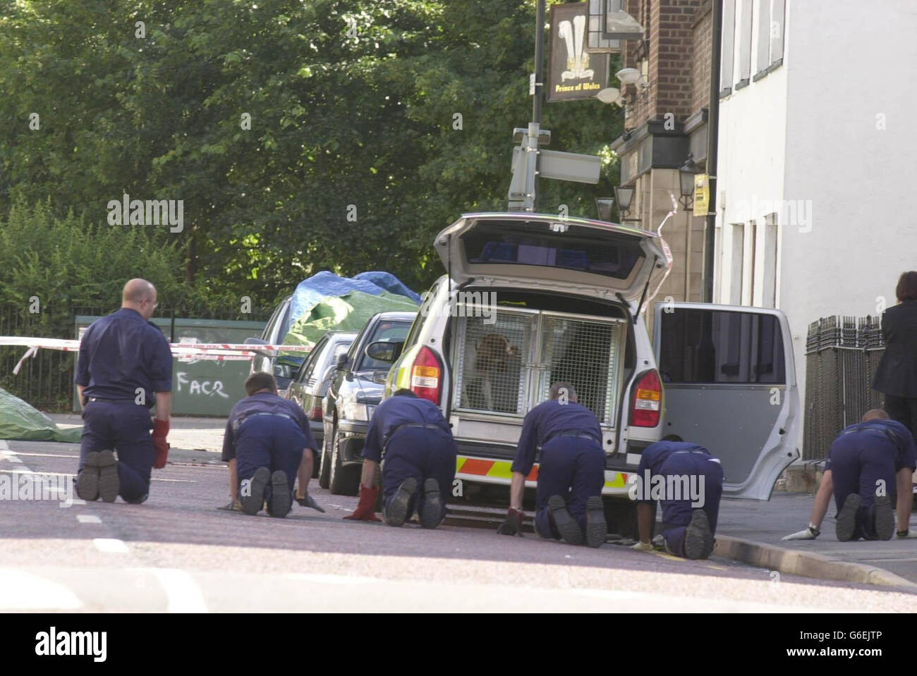 Gli agenti di polizia cercano la zona vicino al pub Prince of Wales in Neville Road, Stoke Newington, Londra. Detectives ha lanciato un'inchiesta sull'omicidio dopo un incendio tore attraverso un pub uccidendo un ragazzo di 10 anni e lasciando i suoi due giovani fratelli in lotta per la loro vita. * anche una bambina di 11 anni, il cugino dei ragazzi e un uomo dei suoi 30 anni, che si precipitò nell'edificio in fiamme per salvare i bambini, furono feriti in modo critico, ha detto la polizia. Il ragazzo di 10 anni si addormentava sopra il pub dei genitori a nord di Londra, quando la beatificazione iniziò all'ingresso di una porta nei quartieri abitativi dell'edificio subito dopo Foto Stock