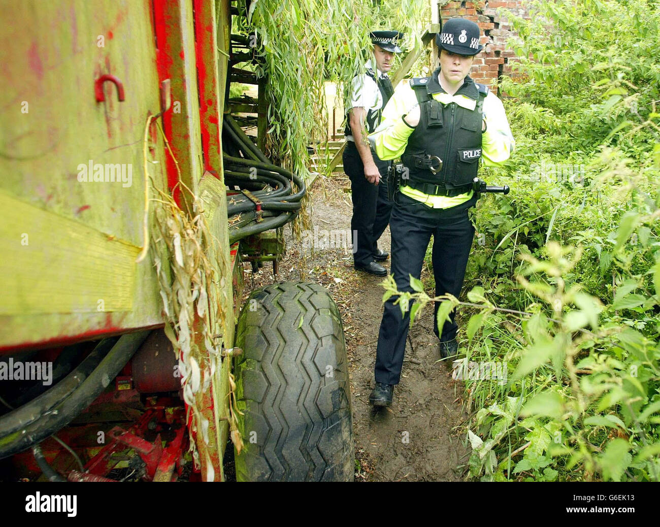 Polizia nei terreni della fattoria di Tony Martin a Emneth Hungate, Norfolk, prima del rilascio dell'agricoltore. Martin è stato tenuto in un luogo segreto sicuro per i giorni scorsi dopo essere stato spostato dalla prigione di Highpoint vicino a Haverhill, Suffolk, per motivi di sicurezza. * doveva essere liberato dalla custodia dopo aver servito due terzi di una sentenza di cinque anni imposta per la macellazione di 16-year-old burglar Fred Barras. Foto Stock