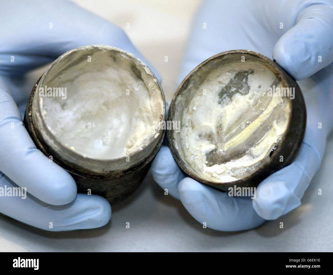 Conservatore al Museum of London, Liz Barham, espone una pentola intatta di 2,000 anni di crema in una speciale cerimonia di apertura al Museum of London, nel centro di Londra. * la crema, o unguento, completa di segni delle dita, è stata scoperta in un contenitore di stagno sigillato in un complesso di tempio romano notevole a Southwark. La scatola rotonda in metallo ha un diametro di 6 cm ed è alta 5 cm. È stato preso da un pozzo romano e sembra essere stato deliberatamente nascosto, 2,000 anni fa. Foto Stock
