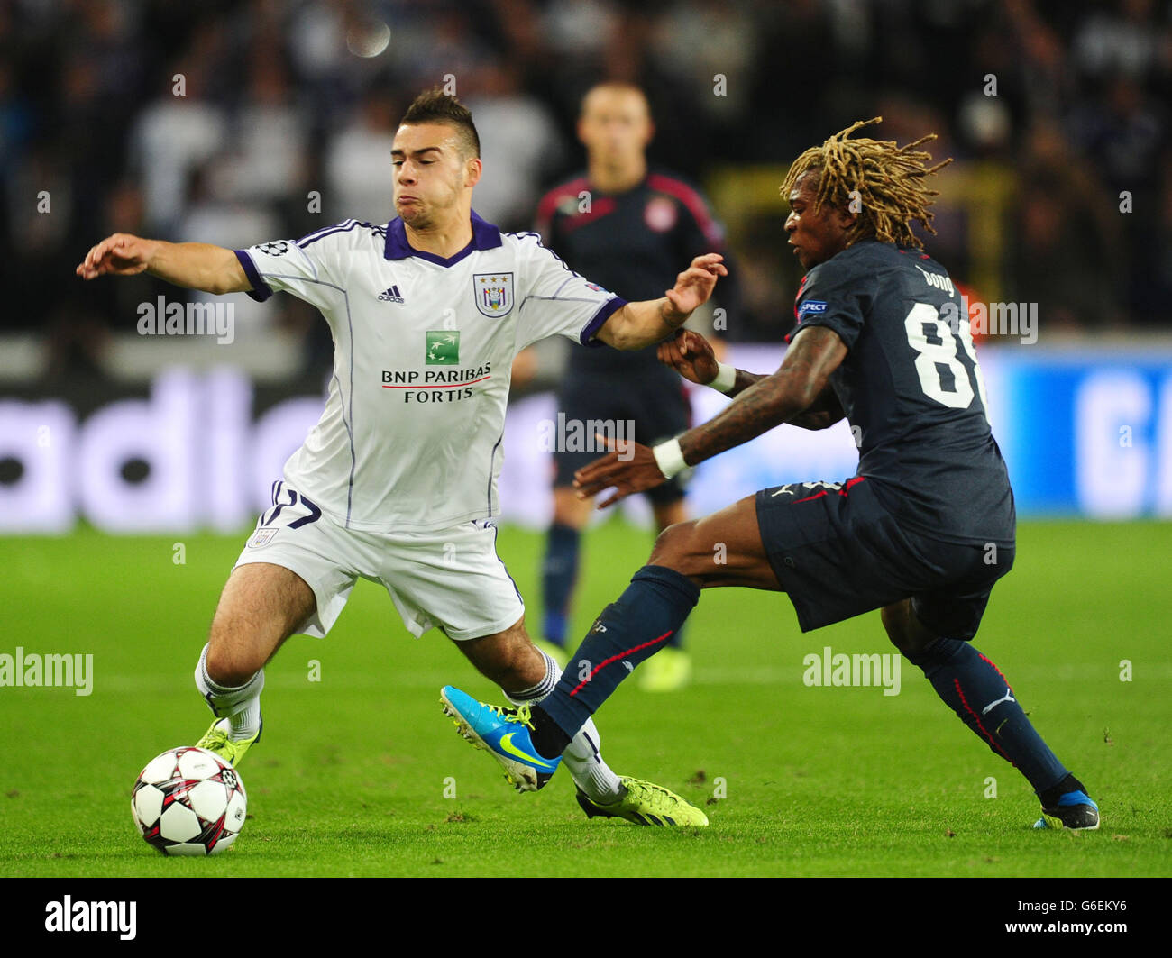 Calcio - UEFA Champions League - Gruppo C - RSC Anderlecht / Olympiakos - Stock costante di Vanden. Massimo Bruno di Anderlecht (a sinistra) e Gaetan Bong di Olympiakos (a destra) lottano per la palla Foto Stock