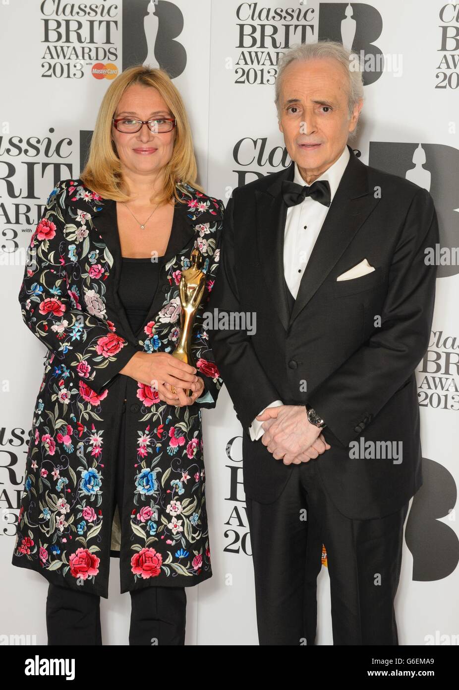 Nicoletta Mantovani (a sinistra), vedova di Luciano Pavarotti, e il tenore Jose Carreras con il postumo premio Lifetime Achievement di Luciano Pavarotti nella sala stampa al Classic Brit Awards 2013, Royal Albert Hall, Kensington Gore, Londra. Foto Stock