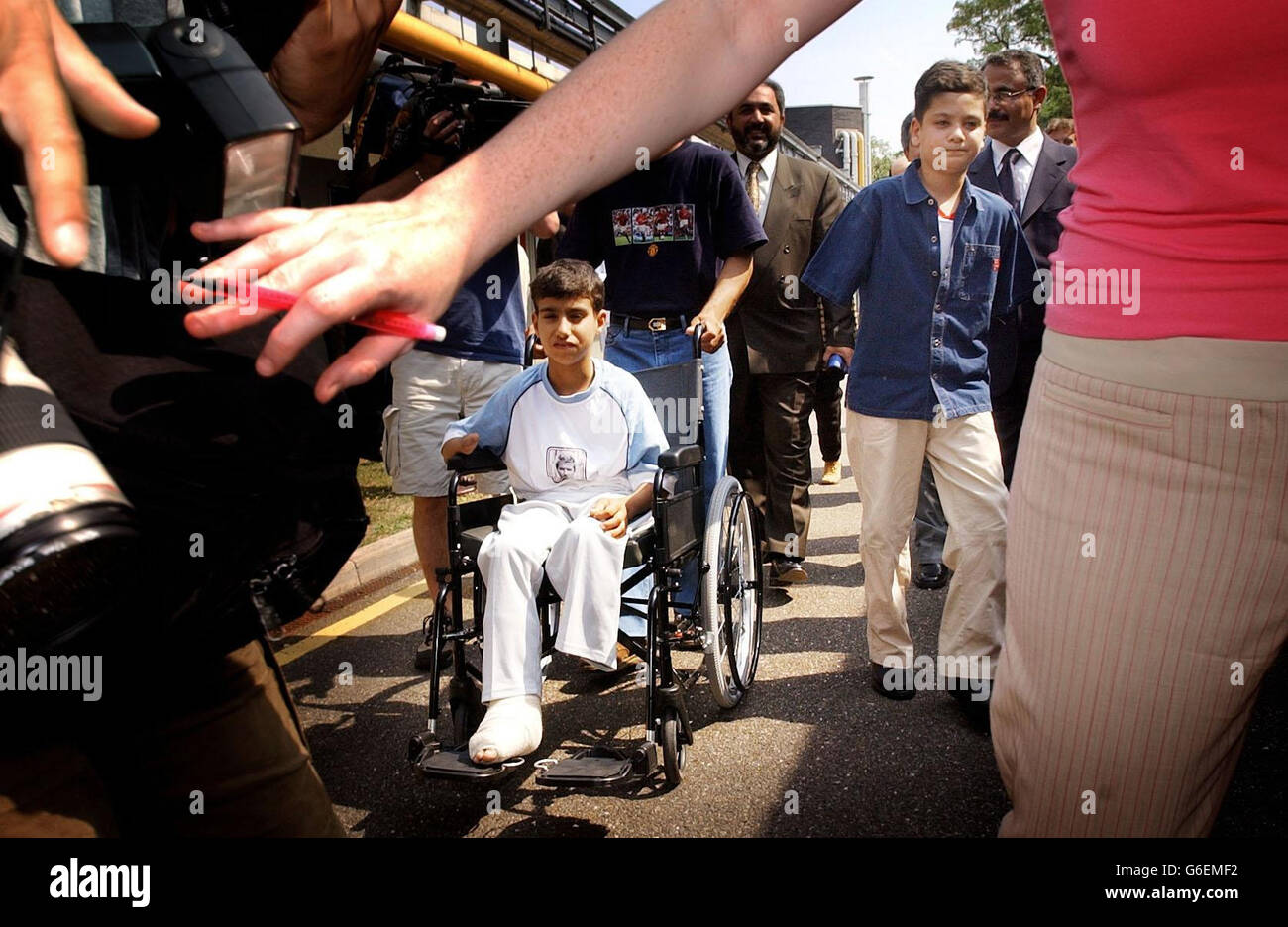 Vittime della guerra in Iraq, 14 anni Ahmad Mohammed Hamza (a sinistra) e Ali Ismaeel Abbas, 13, quando arrivano al Queen Mary's Hospital, Roehampton, nel sud di Londra. Abbas, che ha perso entrambe le armi durante la guerra del Golfo, oggi ha avuto il suo primo appuntamento presso il centro di riabilitazione dell'ospedale dove si prevede di essere dotato di armi protesiche all'avanguardia del valore di circa 20,000. Ali ha vinto la simpatia di milioni di persone in tutto il mondo dopo essere stato ferito in un bombardamento americano all'inizio della guerra, che ha anche ucciso entrambi i suoi genitori. Ali e Ahmed Mohammed Hamza, 14 anni, che hanno perso la gamba sinistra sotto il ginocchio Foto Stock