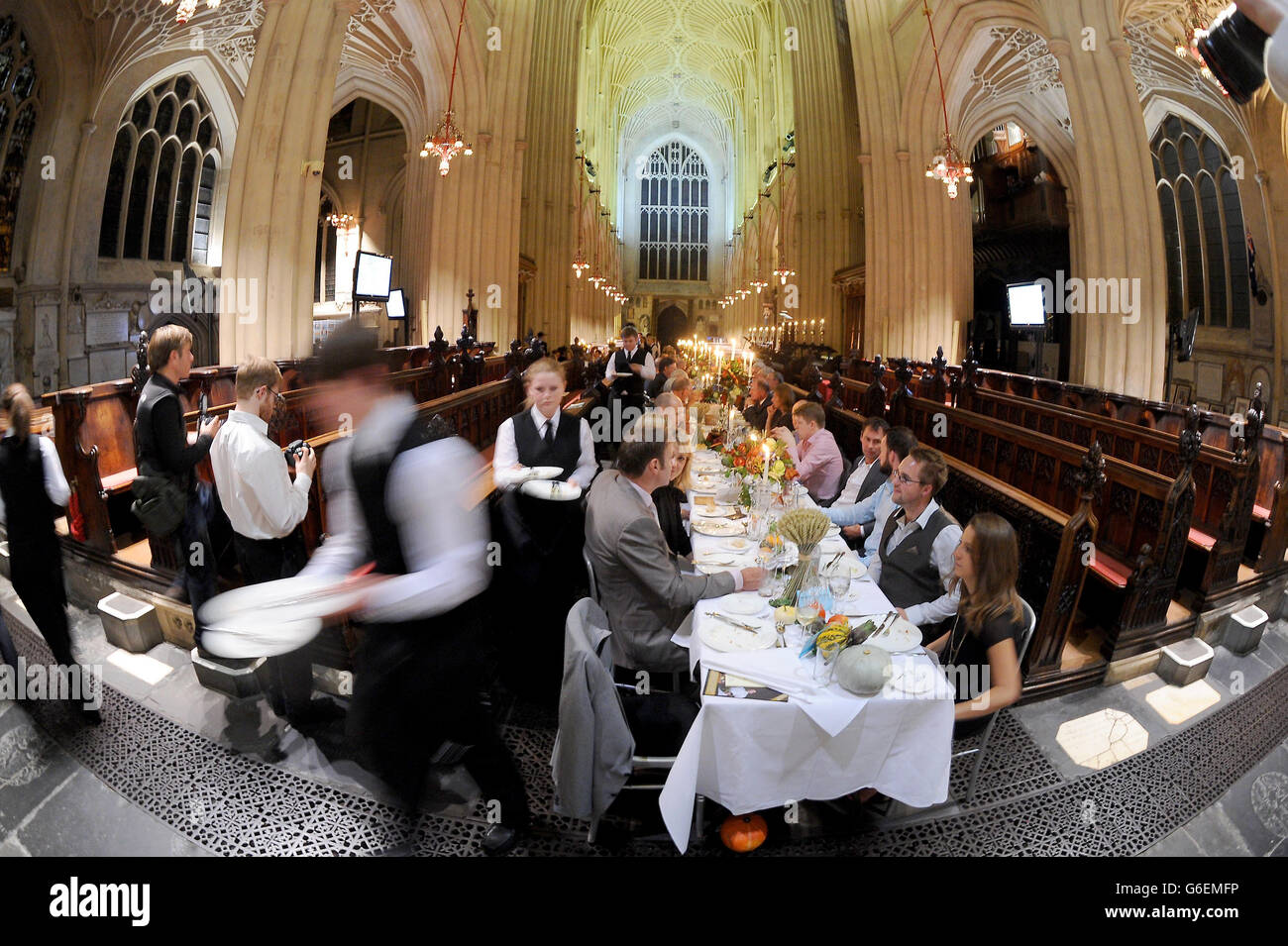 I commensali sono seduti per il Grande banchetto di Bath nell'Abbazia, un pasto stellato Michelin in a favore di beneficenza per 100 ospiti. Foto Stock