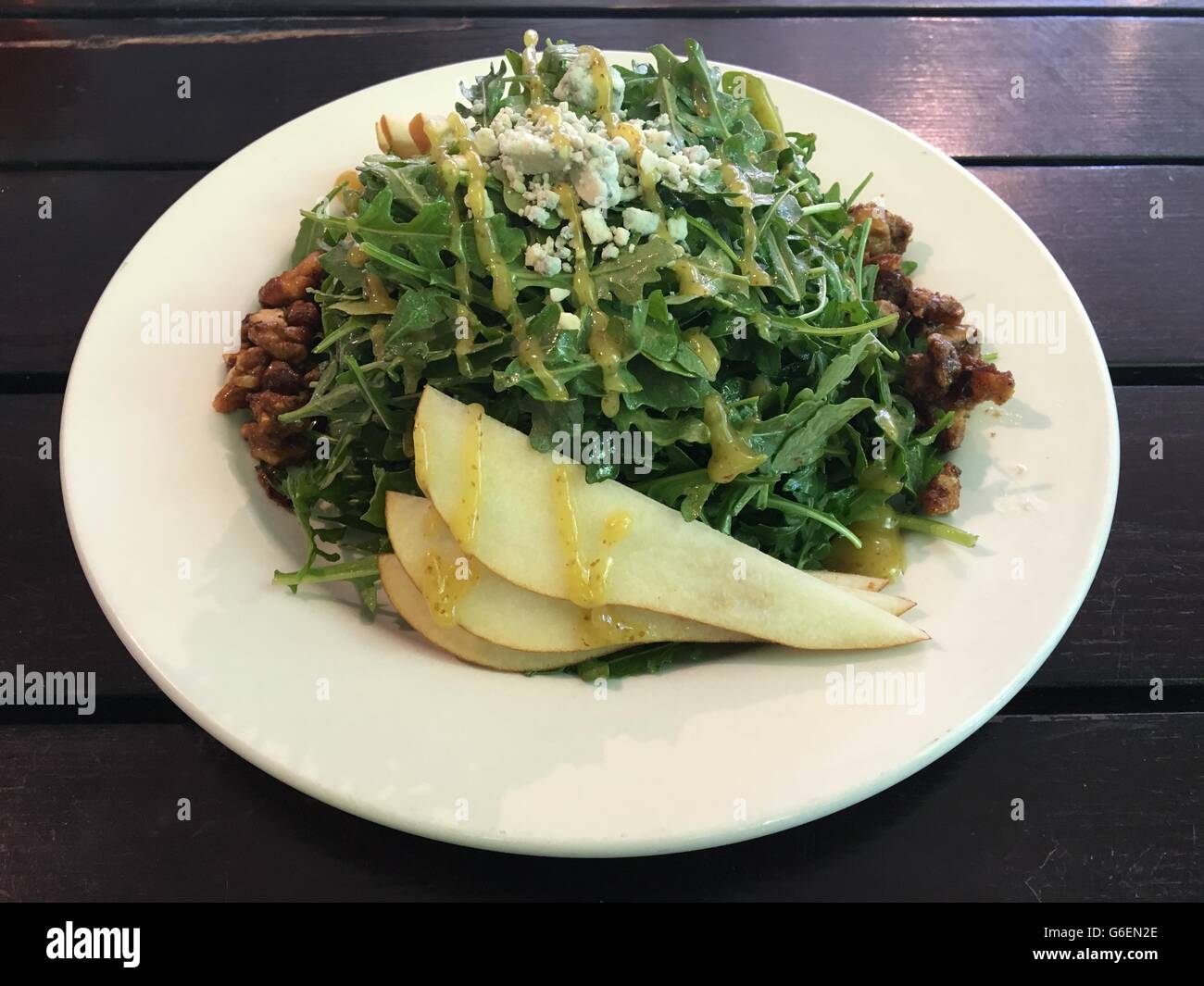 La rucola insalata di rucola con pere e noci, bleu formaggio e la pioggerella Foto Stock