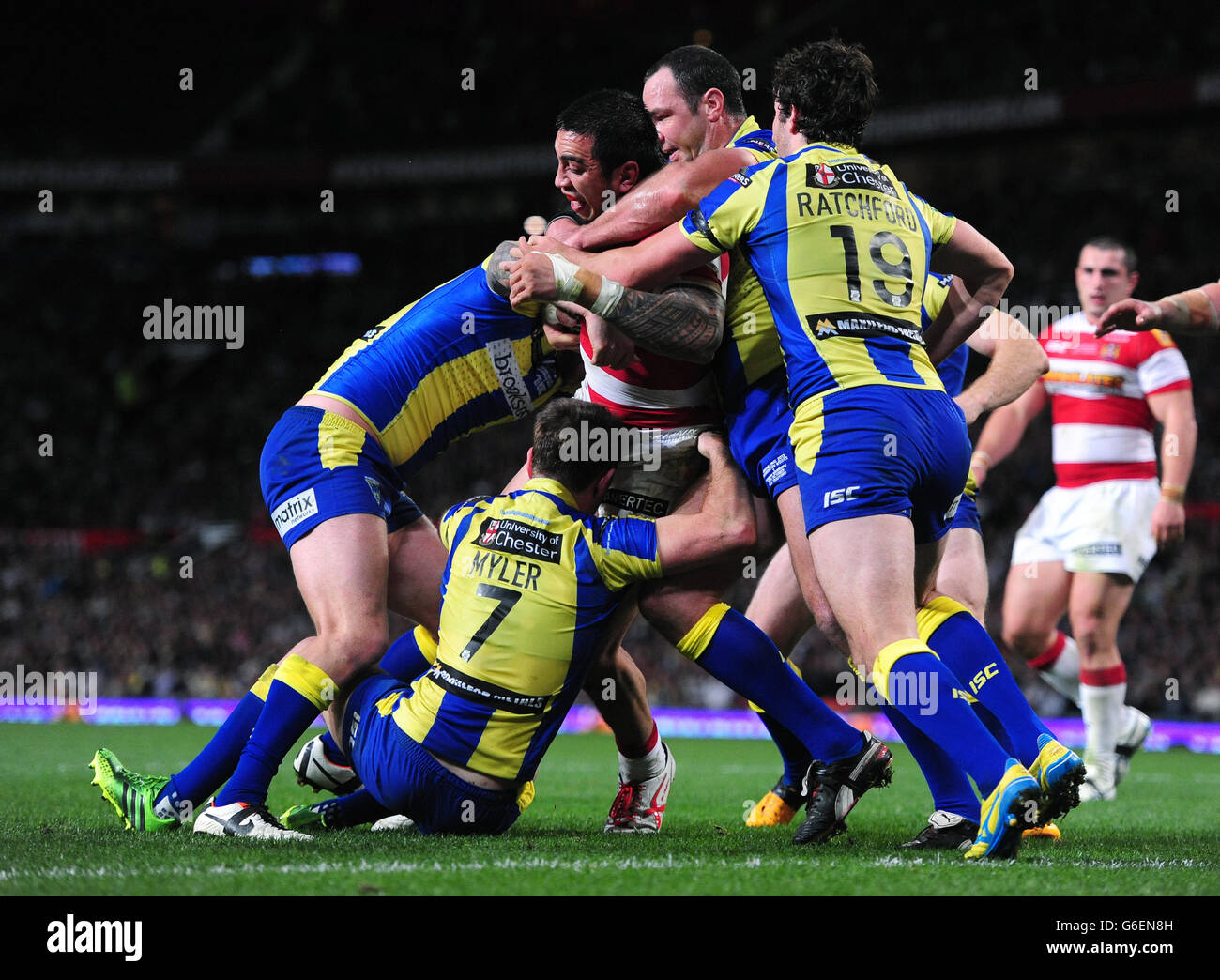 Harrison Hansen di Wigan Warriors è trattenuto dalla linea di prova da una forte difesa di Warrington Wolves durante la Super League Grand Final a Old Trafford, Manchester. PREMERE ASSOCIAZIONE foto. Data foto: Sabato 5 ottobre 2013. Il credito fotografico deve essere: Anna Gowthorpe/PA Wire. RESTRIZIONI: Solo per uso editoriale, nessun uso commerciale (incluso l'uso a pagamento per il cellulare) senza previa autorizzazione. Foto Stock