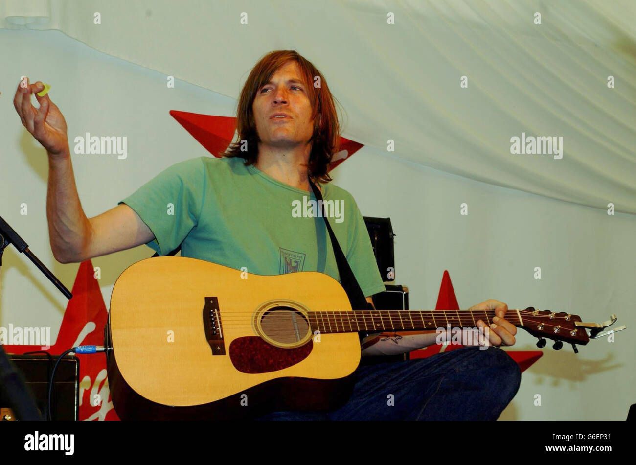 Evan Dando, che ha annullato la sua prestazione acustica a causa dei livelli di rumore esterno che hanno colpito la tenda, nella tenda della Virgin radio, durante il festival musicale V2003 a Chelmsford, Essex. Foto Stock