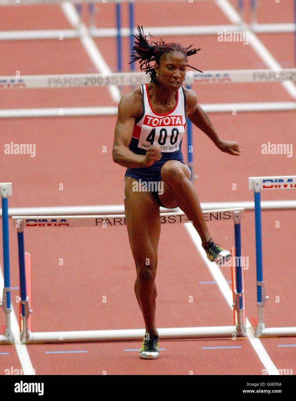 Denise Lewis ha raggiunto l'ultimo ostacolo nella corsa di 100m Hurdles, il primo evento per lei nell'Heptathlon, al World Athletics Championships di Parigi. Foto Stock