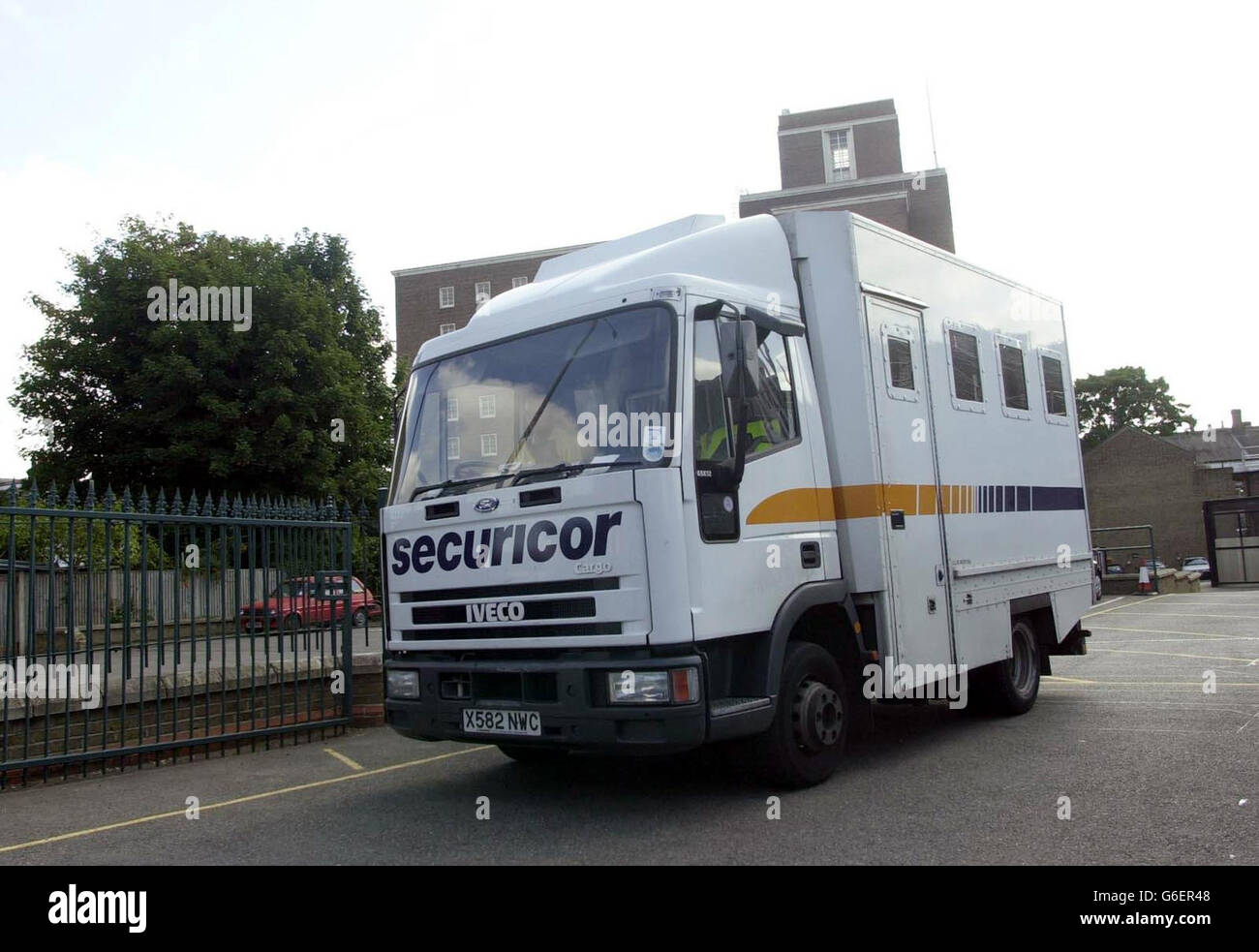 Un pulmino della prigione lascia Greenwich Magistrates Court a Greenwich, a sud-est di Londra. L'ex capo-insegnante Colleen McCabe è stato rimandato in custodia ed attende la condanna dopo che ha speso 500,000 dei fondi scolastici su uno stile di vita milionario. Foto Stock