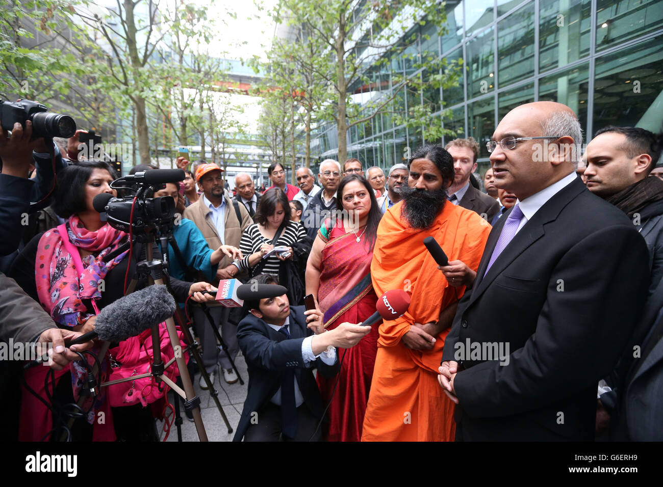 Yoga Guru Swami Ramdevji, 47 con Keith Vaz (r)MP per Leicester East parlare con i media al Terminal 5 dell'aeroporto di Heathrow dopo un incontro con i funzionari dell'immigrazione. Ramdevji, che è anche conosciuto come Baba Ramdev ha un rapporto di 85 milioni di persone in tutto il mondo, è stato dato un visto di 24 ore e ha chiesto di tornare al terminal dopo essere stato detenuto per oltre 6 ore il venerdì sera. Foto Stock