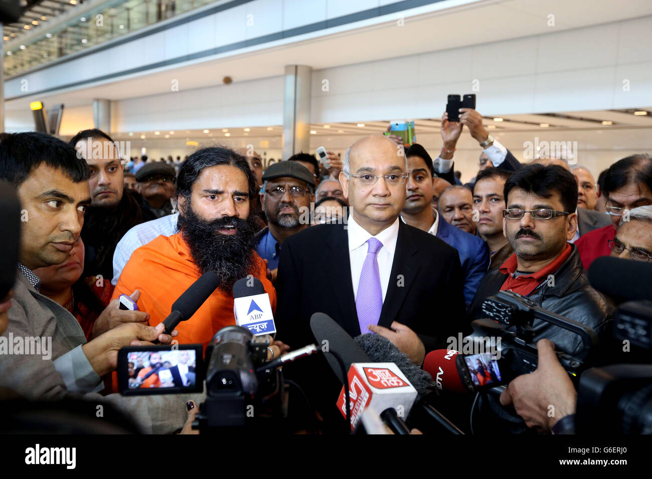 Yoga Guru Swami Ramdevji, 47 con Keith Vaz (r)MP per Leicester East parlare con i media al Terminal 5 dell'aeroporto di Heathrow dopo un incontro con i funzionari dell'immigrazione. Ramdevji, che è anche conosciuto come Baba Ramdev ha un rapporto di 85 milioni di persone in tutto il mondo, è stato dato un visto di 24 ore e ha chiesto di tornare al terminal dopo essere stato detenuto per oltre 6 ore il venerdì sera. Foto Stock