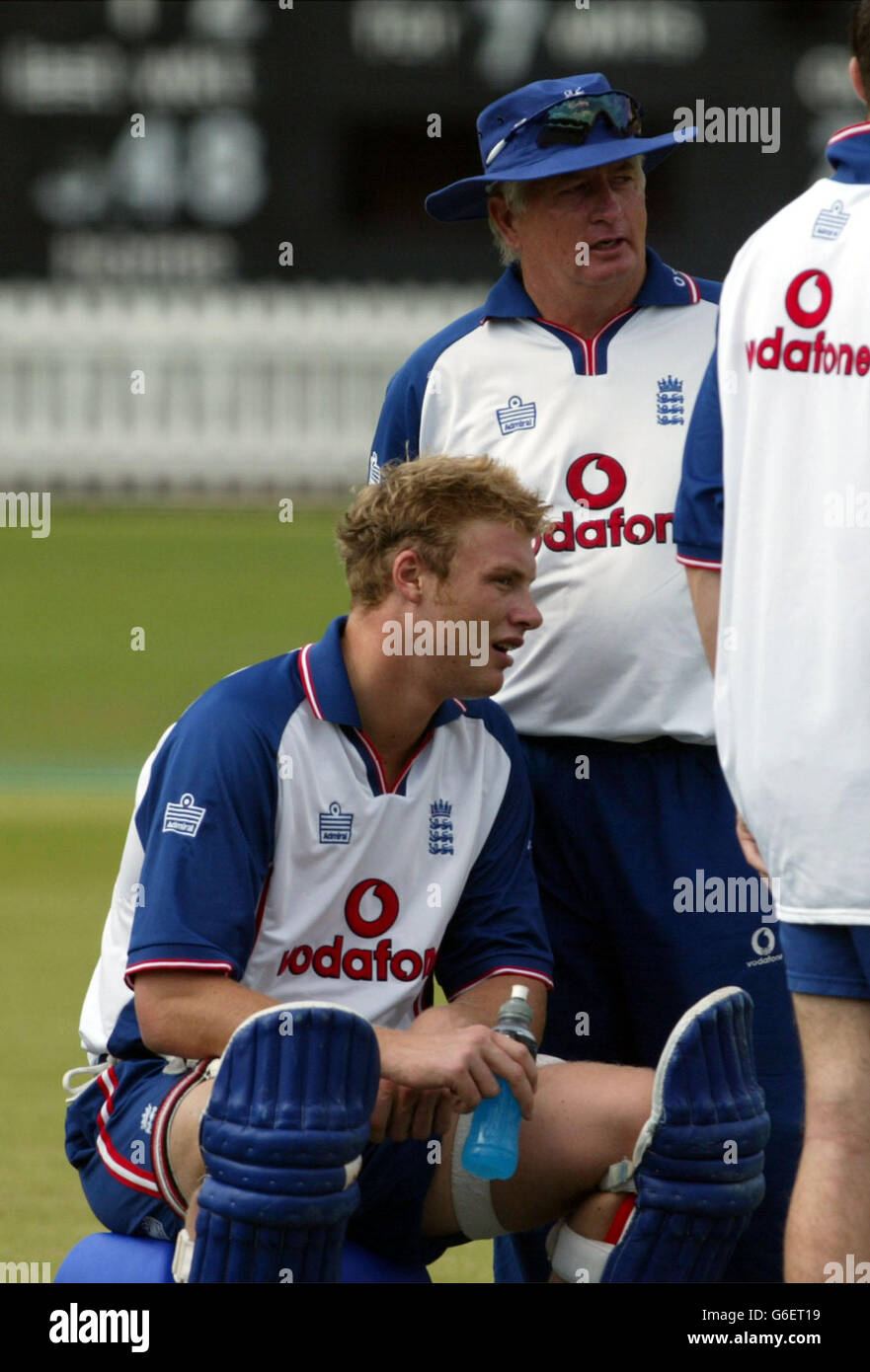 Inghilterra cricket pratica. Andy Flintoff in Inghilterra con Duncan Fletcher (R) durante la pratica netta a Lords. Foto Stock