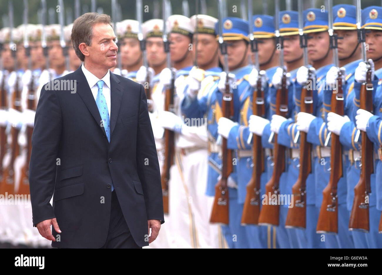 Il primo ministro Tony Blair ispeziona i soldati durante la cerimonia di benvenuto presso la Grande Sala del Popolo di Pechino, in Cina, dove trascorre due giorni di una settimana di tour dell'Estremo Oriente in Giappone, Corea del Sud, Cina e Hong Kong. Foto Stock