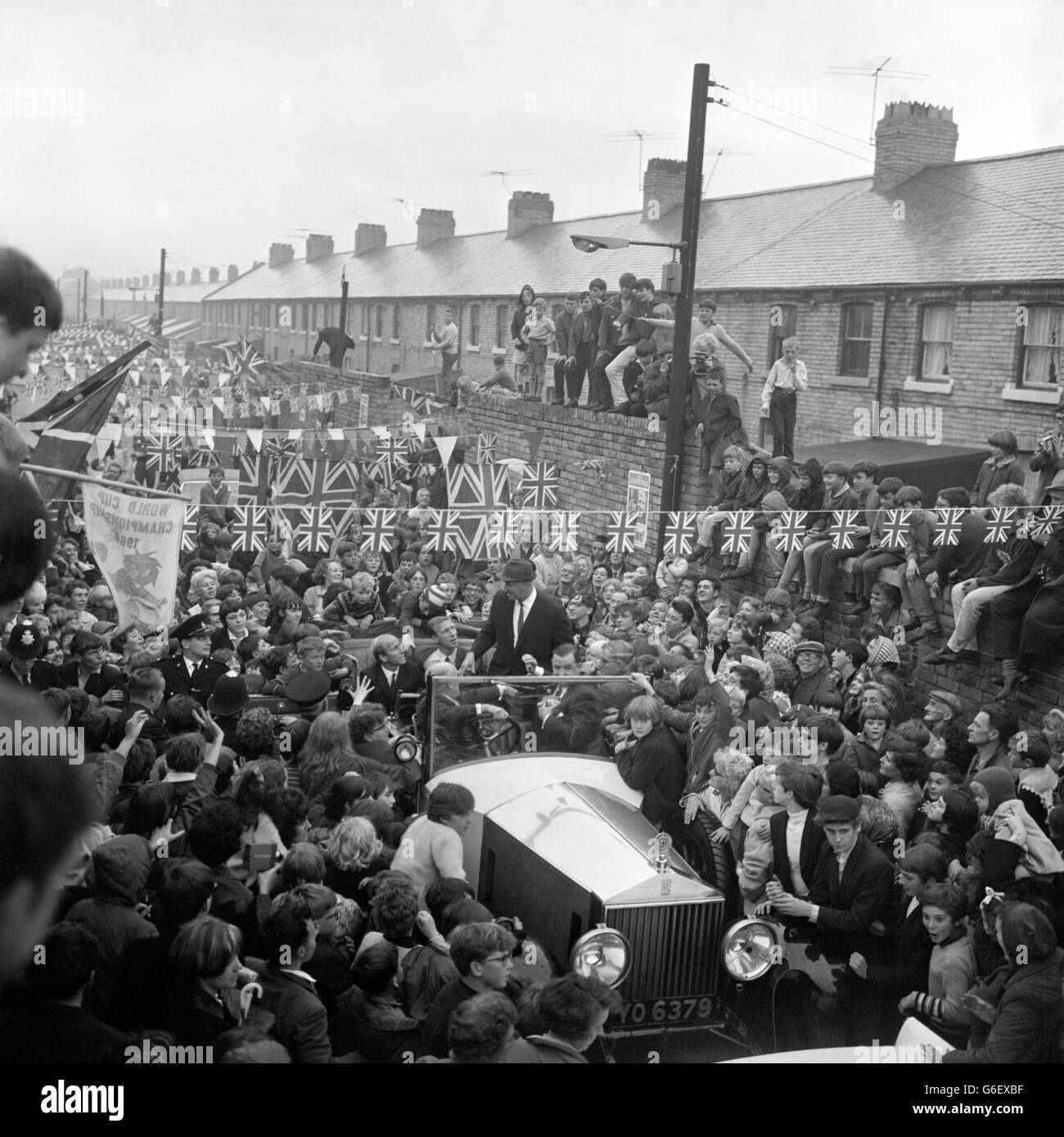 I fratelli eroi della Coppa del mondo dell'Inghilterra Bobby (l) e Jack Charlton hanno fatto un tour trionfale della loro città natale di Ashington in un Rolls Royce giallo aperto per dirigersi agli uffici del consiglio per un ricevimento civico. Foto Stock