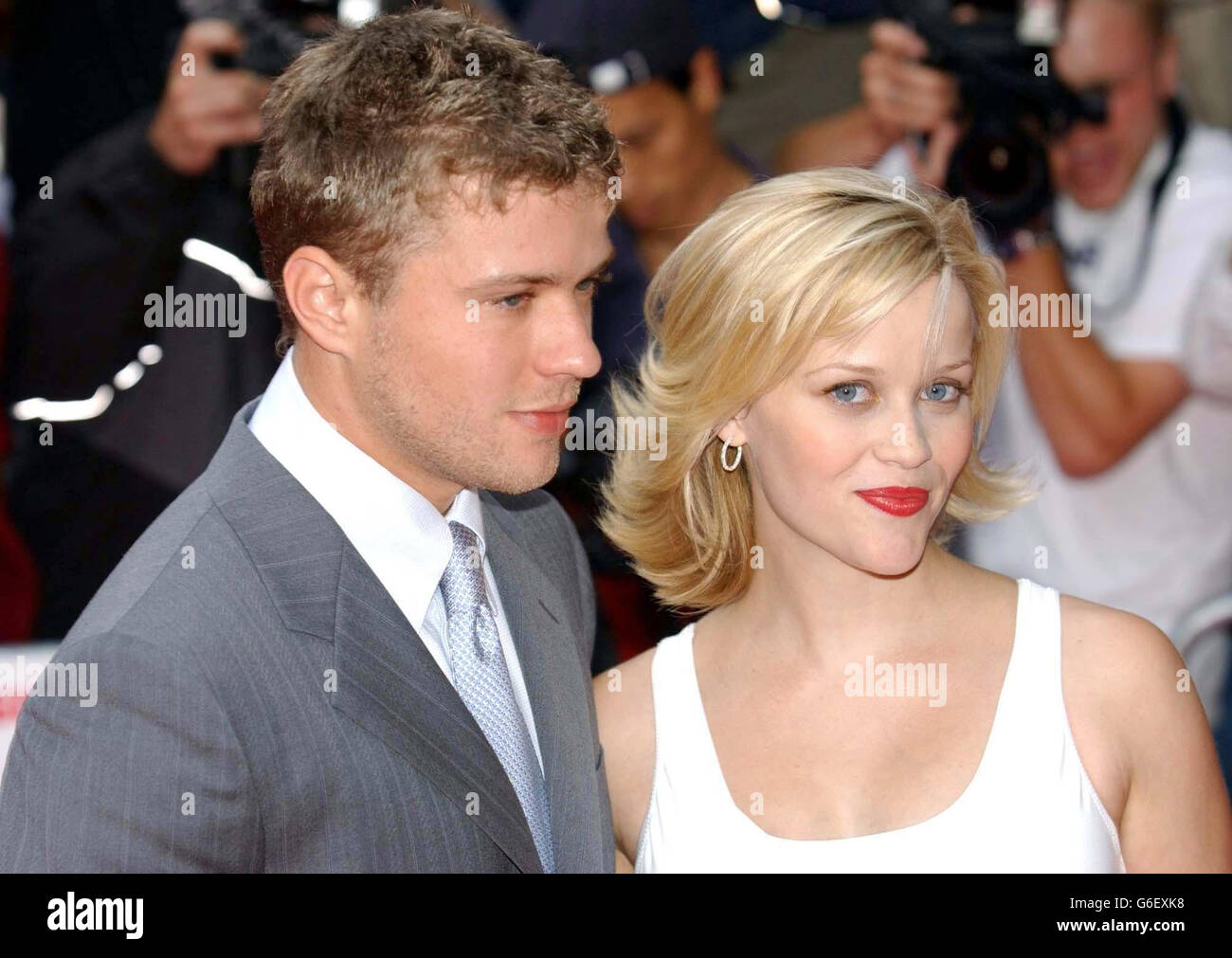 Reese Witherspoon e suo marito Ryan Phillipe arrivano al Warner Village West End di Londra, per la prima britannica di Legally Blonde 2: Red, White & Blonde. Foto Stock