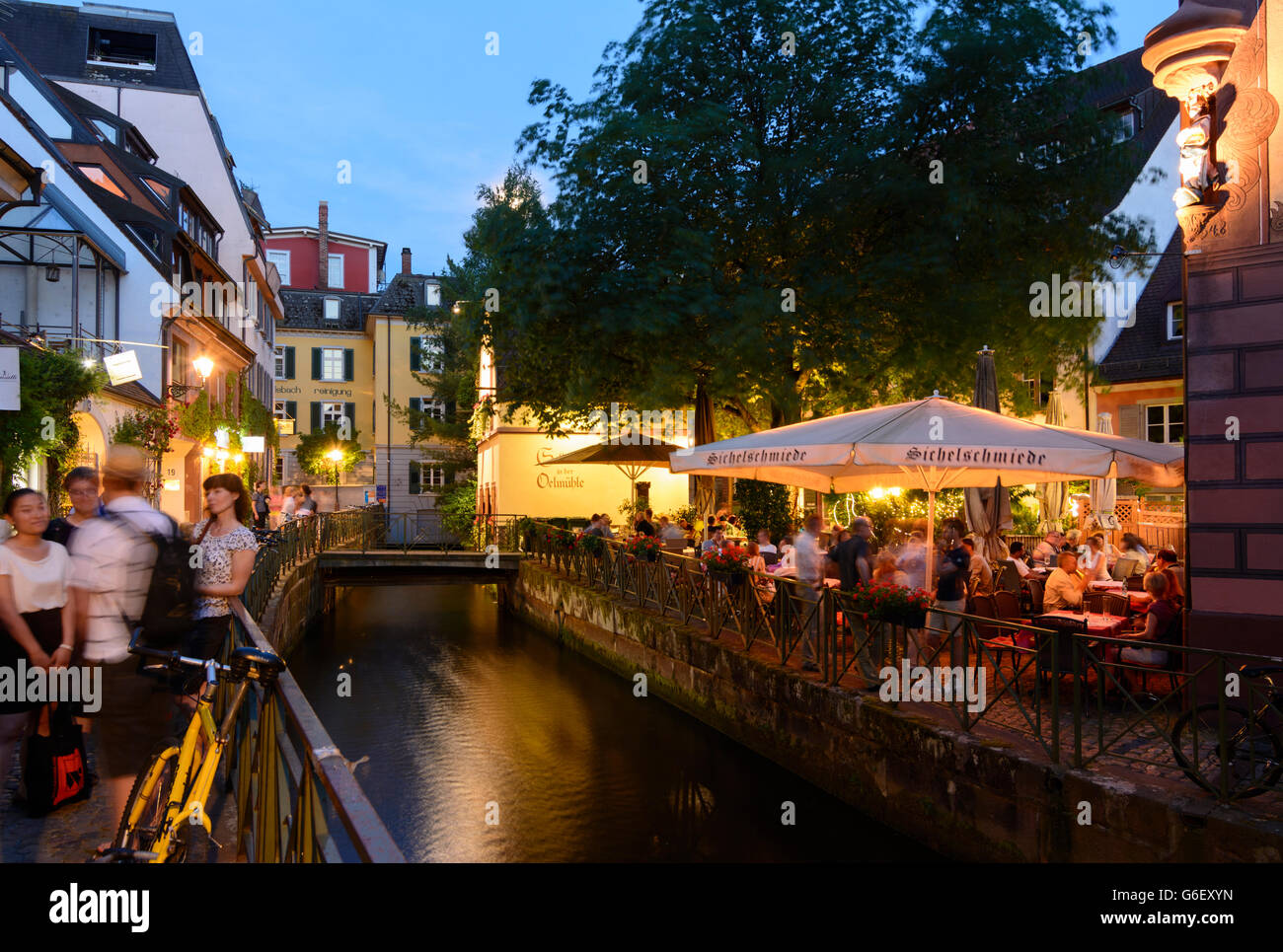Canale commerciale sulla strada Gerberau nella città vecchia con il ristorante Sichelschmiede, Freiburg im Breisgau, Germania, Baden Foto Stock