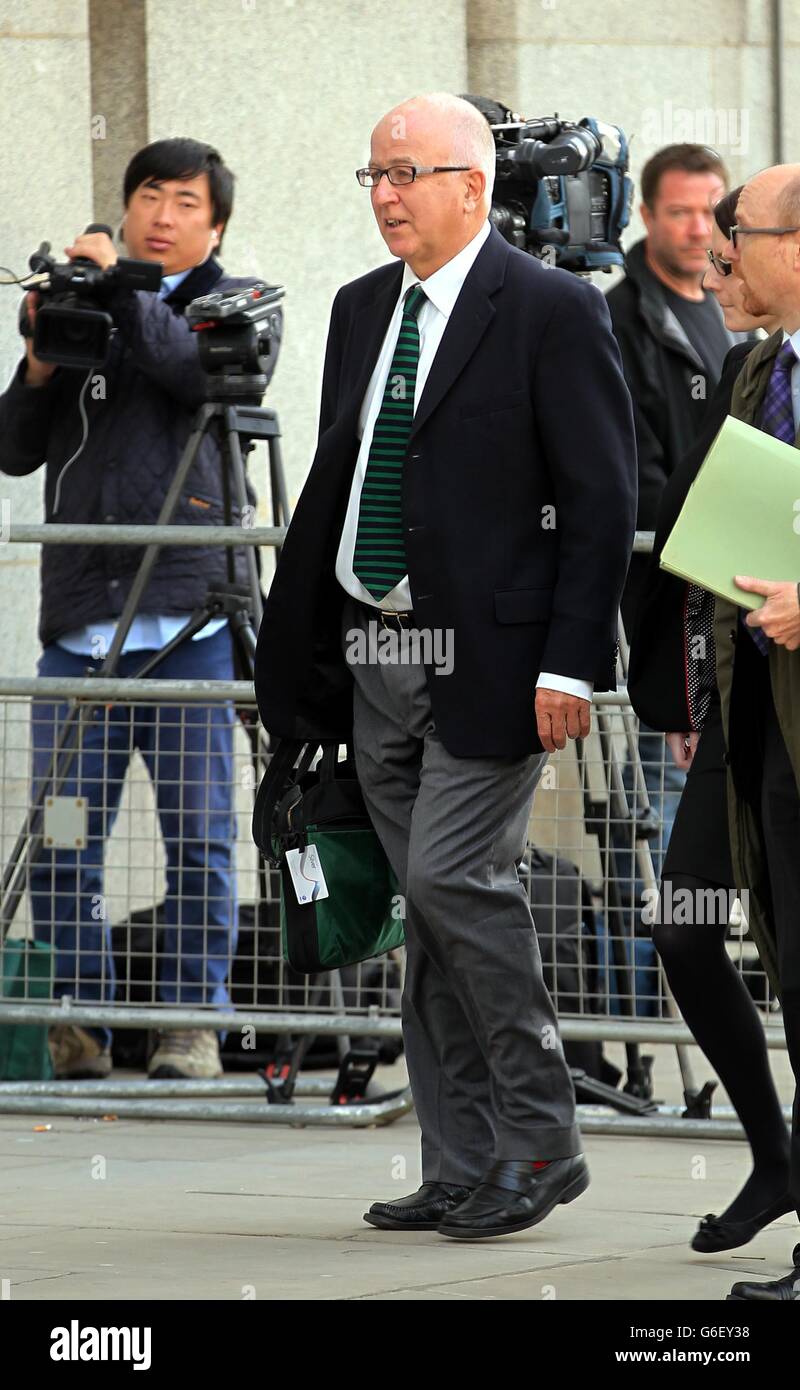 L'ex MP di Rotherham Denis MacShane, che arriva all'Old Bailey, nel centro di Londra, dove si trova di fronte a un conteggio di falsi conti a seguito di affermazioni che egli aveva ricevuto ricevute per le sue spese parlamentari. Foto Stock