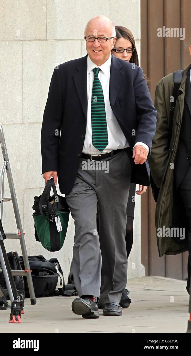 L'ex MP di Rotherham Denis MacShane, che arriva all'Old Bailey, nel centro di Londra, dove si trova di fronte a un conteggio di falsi conti a seguito di affermazioni che egli aveva ricevuto ricevute per le sue spese parlamentari. Foto Stock