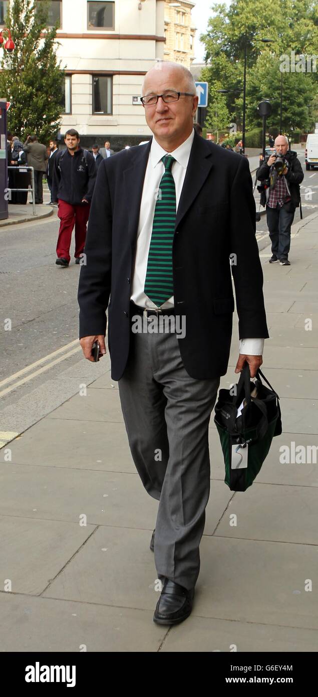 L'ex MP di Rotherham Denis MacShane lascia l'Old Bailey, nel centro di Londra, dove ha dovuto affrontare un conteggio di falsi conti a seguito di affermazioni che aveva ricevuto ricevute per le sue spese parlamentari. Foto Stock