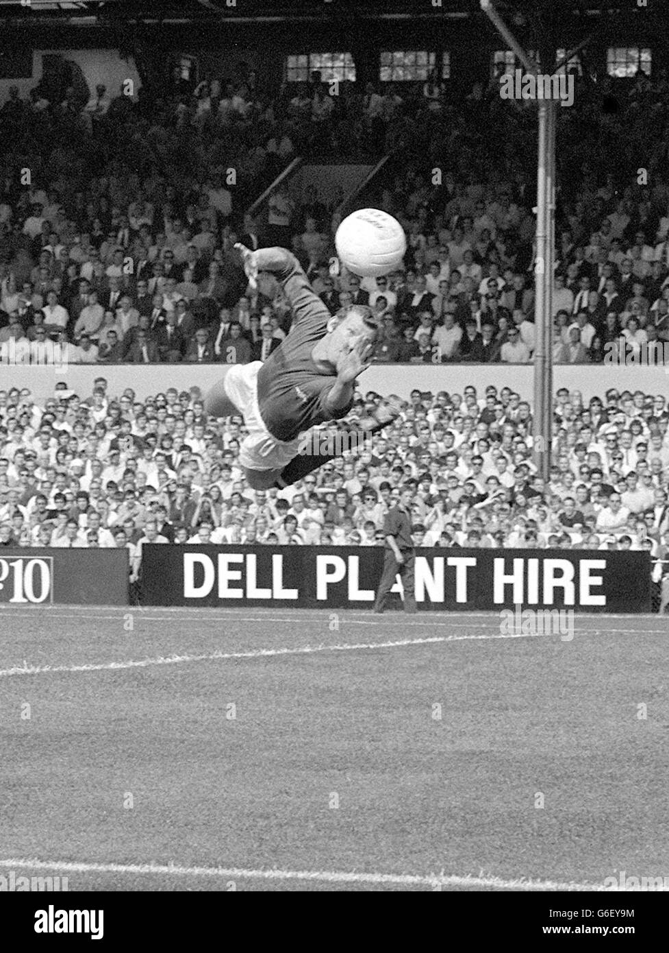 Bob Wilson.. Il portiere dell'Arsenal Bob Wilson razzi per un colpo dal Chelsea No 9 Peter Osgood per girare la palla per un angolo a Stamford Bridge. Foto Stock