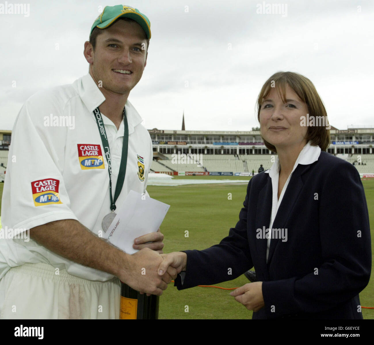 Il capitano del Sud Africa Graeme Smith, vincitore del premio nPower Man of the Match durante il primo test nPower tra Inghilterra e Sud Africa a Edgbaston, Birmingham Foto Stock