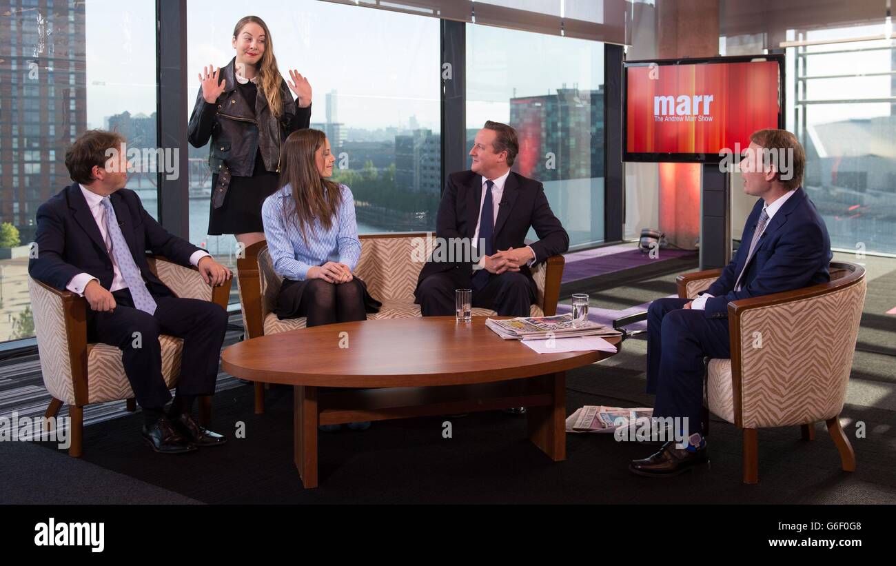 Andrew Marr (a destra) e il primo ministro David Cameron con la rock band Haim, che apparivano sul programma Current Affairs della BBC, lo show di Andrew Marr a Manchester, prima dell'inizio della conferenza annuale del Partito conservatore. Foto Stock