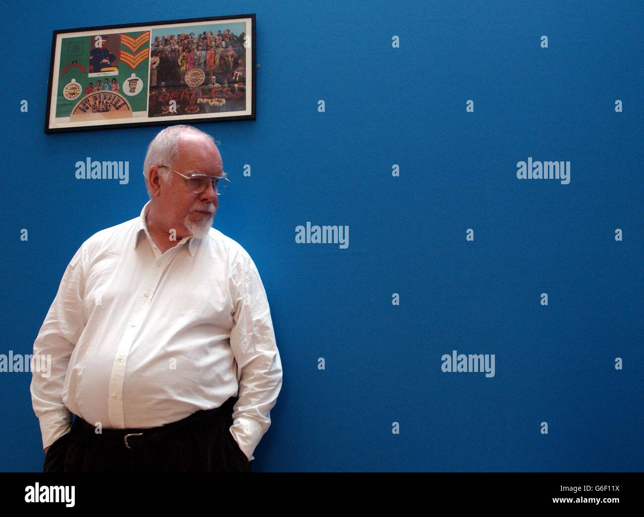 L'artista pop Sir Peter Blake porta il suo pezzo commerciale più famoso - la copertina dell'album per la Sgt Peppers Lonely Hearts Club Band dei Beatles - mentre aiuta a appendere il suo nuovo esposizio alla London Institute Gallery di Mayfair. La mostra, intitolata Peter Blake RA - Commercial Art 1960 - 2003 apre al pubblico dal 4 agosto al 11 settembre. Foto Stock