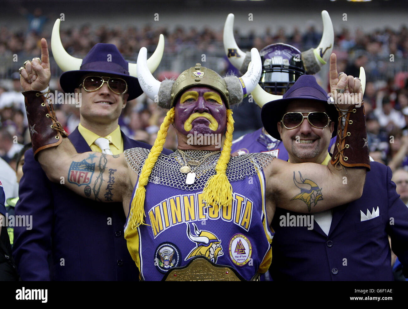 I fan dei Minnesota Vikings mostrano il loro sostegno prima della partita della NFL International Series al Wembley Stadium di Londra. Foto Stock