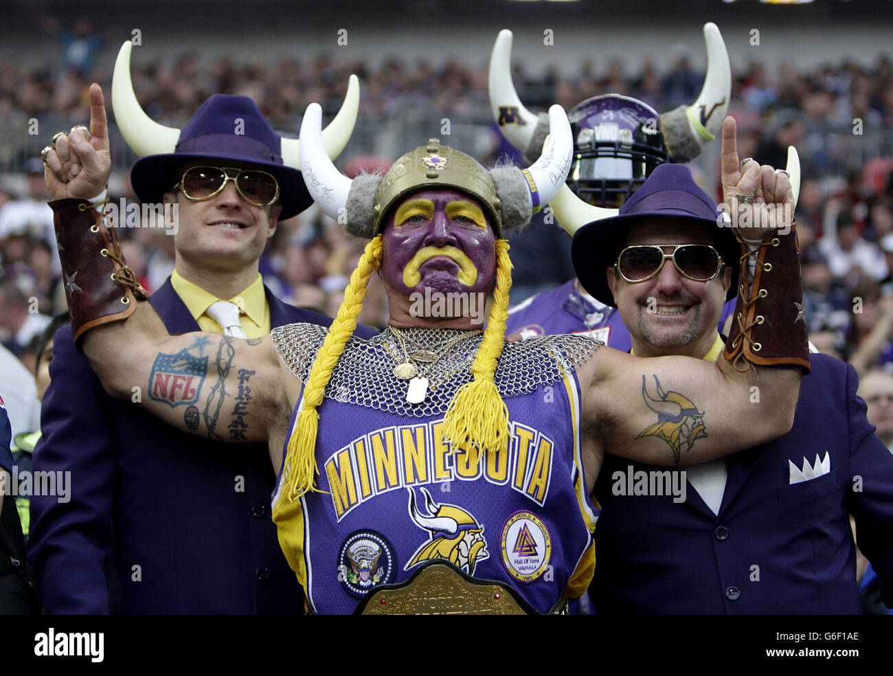 I fan dei Minnesota Vikings mostrano il loro sostegno prima della partita della NFL International Series al Wembley Stadium di Londra. Foto Stock I fan dei Minnesota Vikings mostrano il loro sostegno prima della partita della NFL International Series al Wembley Stadium di Londra. Foto Stock