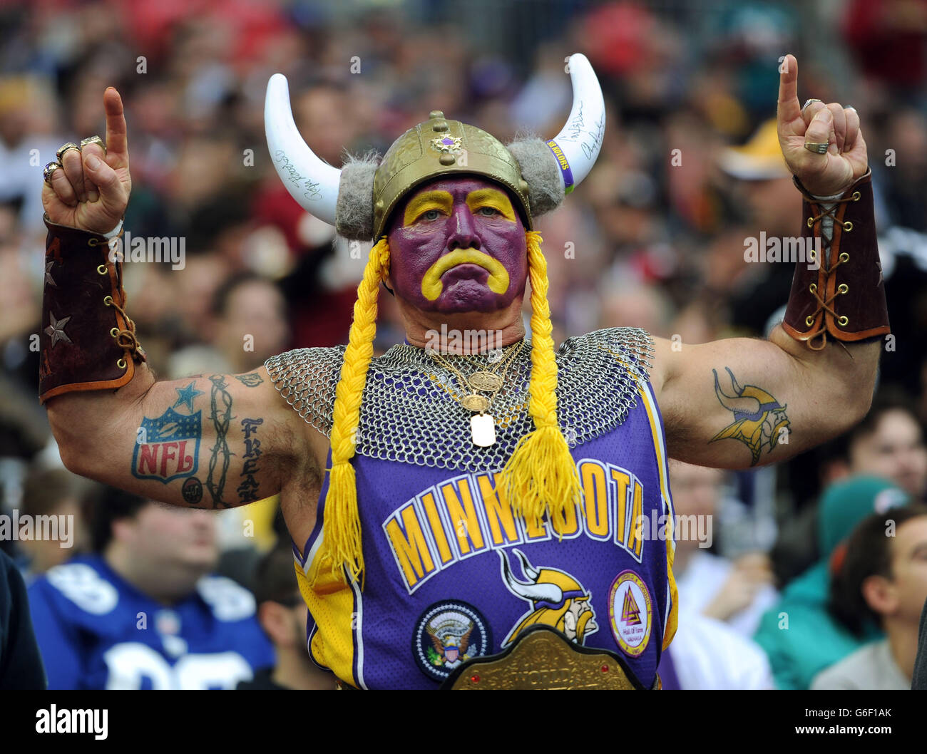 Football americano - NFL International Series 2013 - Minnesota Vikings contro Pittsburgh Steelers - Wembley Stadium. Fan dei Minnesota Vikings al Wembley Stadium Foto Stock